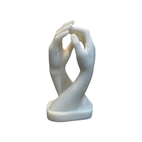 تحفة اسمنتية شكل يد