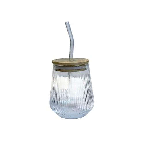 كوب زجاج مع مصاص زجاج