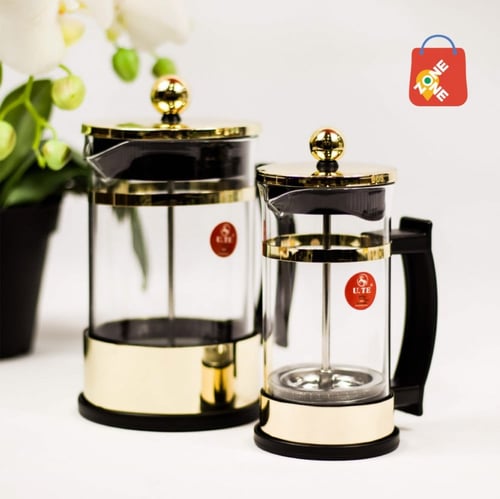 إبريق زجاج بمصفاة يدوية عامودية