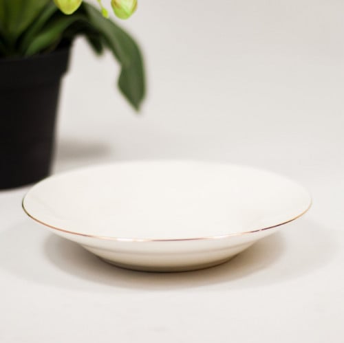 صحن سيراميك أبيض مذهّب الأطراف