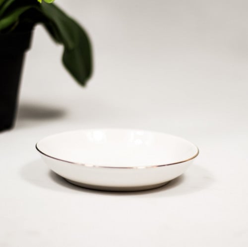 صحن سيراميك أبيض مذهّب الأطراف