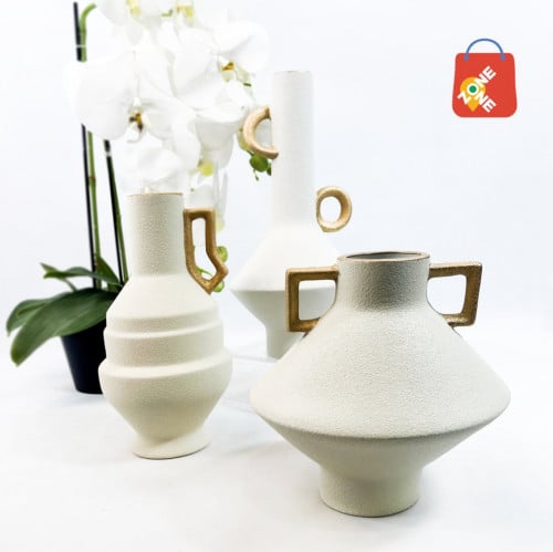 فازة سيراميك لون ابيض بمسكة ذهبي