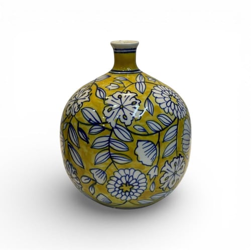 فازة نقشة بيضاء