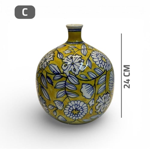 فازة نقشة بيضاء