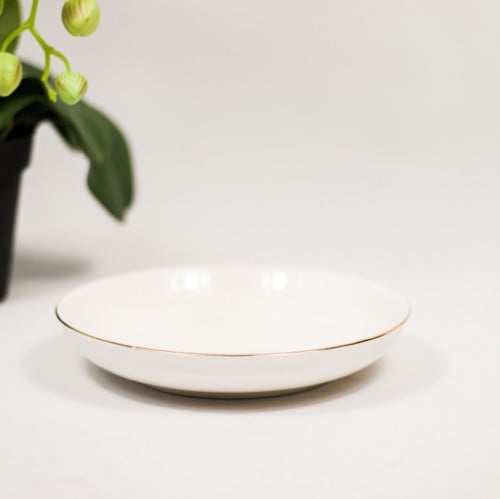 صحن سيراميك أبيض مذهّب الأطراف
