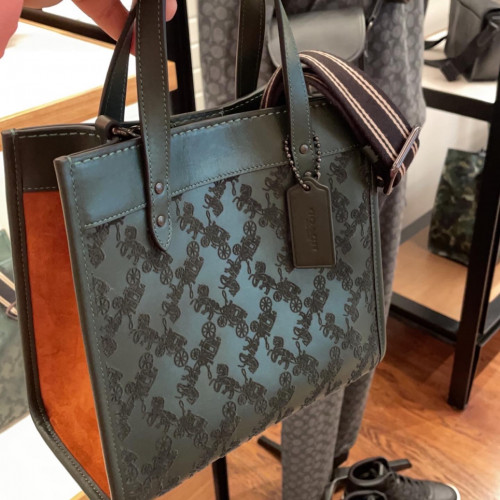 Field Tote 22 With Horse And Carriage
