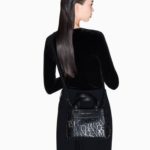 SHOPPERS IN TECHNICAL FABRIC