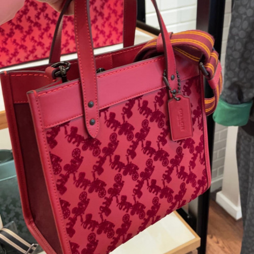 Field Tote 22 With Horse And Carriage