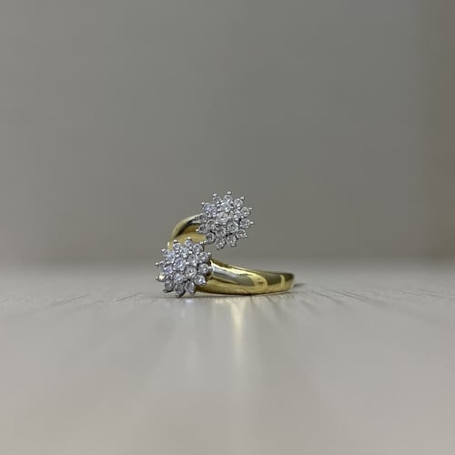 خاتم ذهب عيار 18 تصميم الماس الوزن : 3.8g