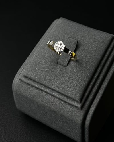 خاتم ذهب عيار 18 تصميم الماس الوزن : 1.7g