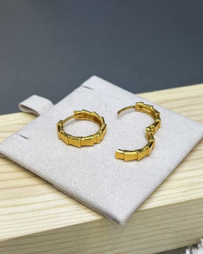 حلق ذهب صافي عيار 21 الوزن : 3.9g