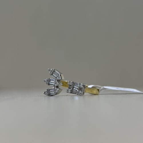 خاتم ذهب عيار 18 تصميم الماس الوزن : 3.2g