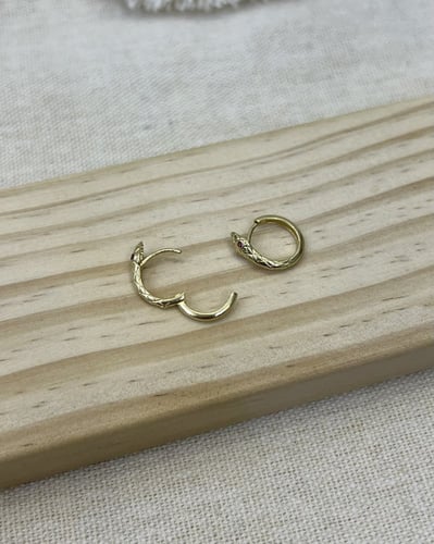 حلق ذهب عيار 18 تصميم الماس الوزن : 2.1g