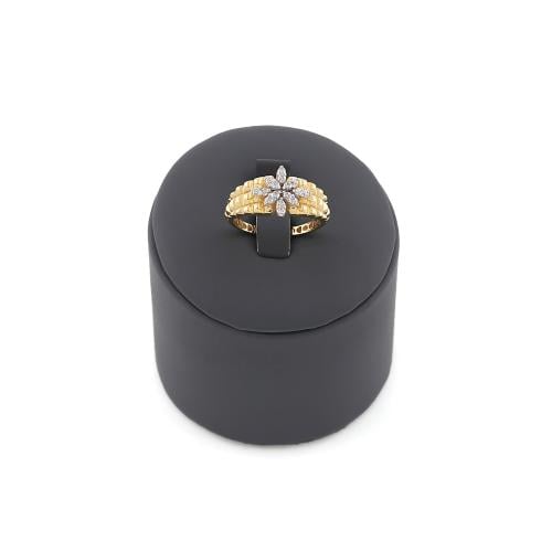 خاتم ذهب عيار 18 تصميم الماس الوزن : 2.6g