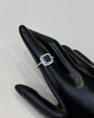 خاتم ذهب عيار 18 تصميم الماس الوزن : 3.7g