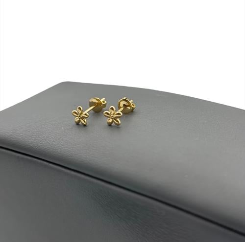 حلق ذهب عيار 18 تصميم الماس الوزن :0.7g