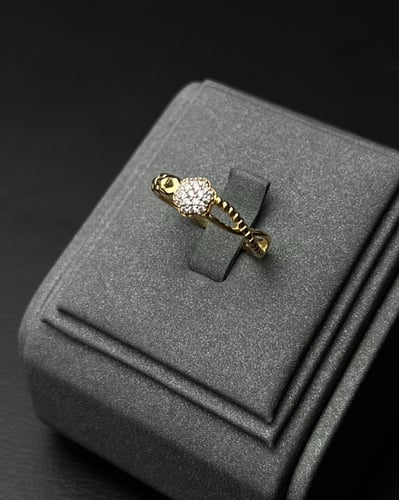 خاتم ذهب عيار 18 تصميم الماس الوزن : 3.0g