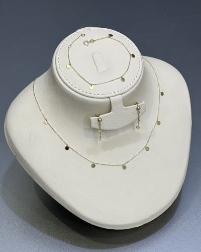 طقم ذهب صافي عيار 18 الوزن : 3.5g