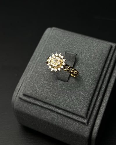 خاتم ذهب عيار 18 تصميم الماس الوزن : 3.1g