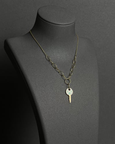 عقد ذهب صافي عيار 18 مع الوان مينا الوزن:3.7g