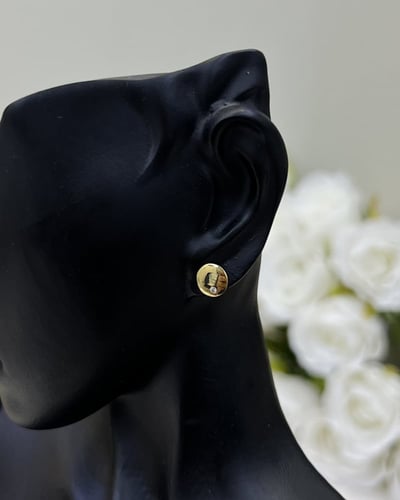 حلق ذهب عيار 18 تصميم الماس الوزن : 1.4g