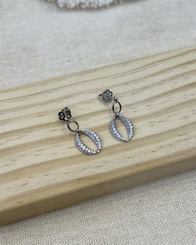 حلق ذهب عيار 18 تصميم الماس الوزن : 2.5g