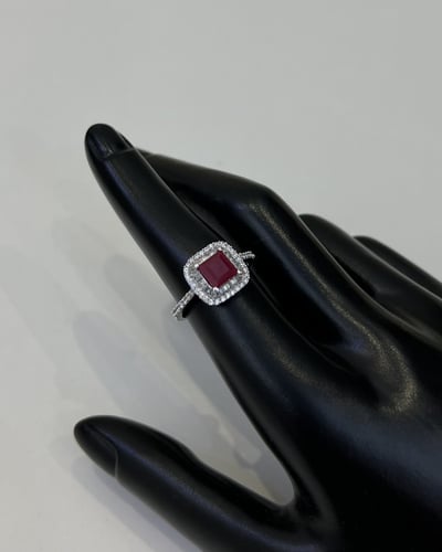 خاتم ذهب عيار 18 تصميم الماس الوزن : 3.4g