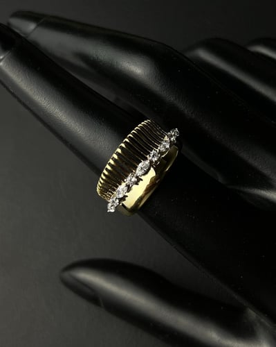 خاتم ذهب عيار 18 تصميم الماس الوزن : 3.5g