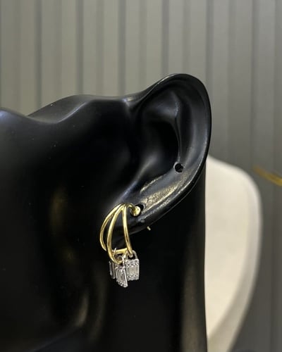 حلق ذهب عيار 18 تصميم الماس الوزن : 5.6g