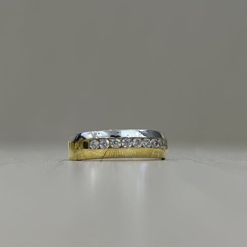 خاتم ذهب عيار 18 تصميم الماس الوزن : 2.8g