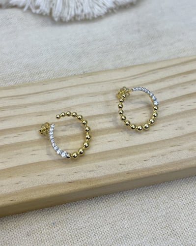 حلق ذهب عيار 18 تصميم الماس الوزن : 4.6g