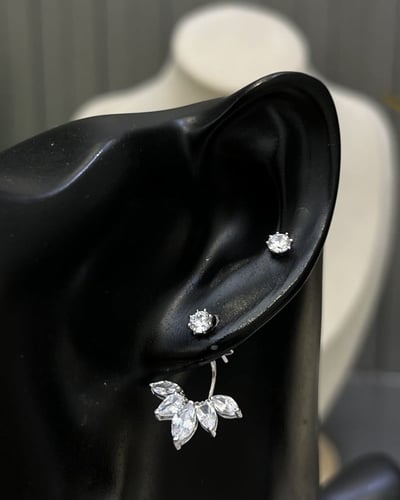 حلق ذهب عيار 18 تصميم الماس الوزن : 3.4g