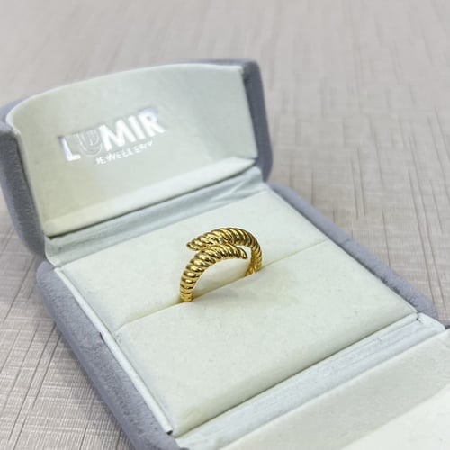 خاتم ذهب صافي عيار 21 الوزن : 3.3g