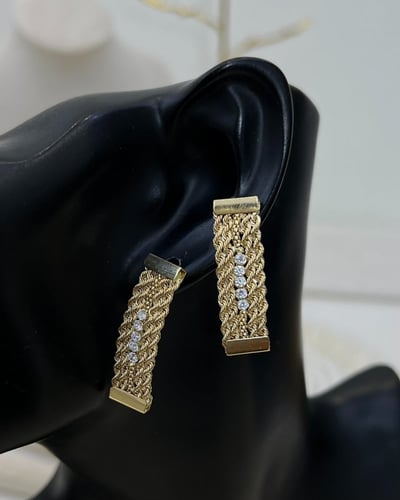 حلق ذهب عيار 18 تصميم الماس الوزن : 4.5g