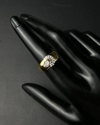 خاتم ذهب عيار 18 تصميم الماس الوزن : 3.4g