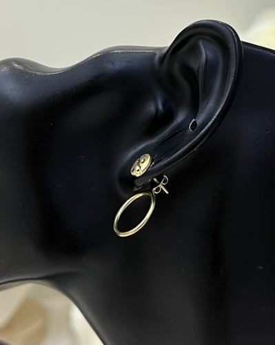 حلق ذهب صافي عيار 18 الوزن : 2.3g