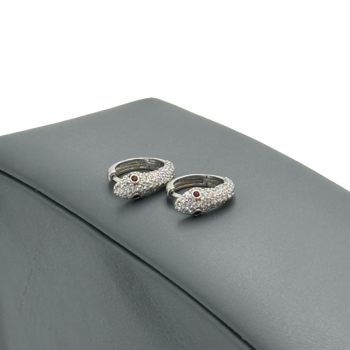 حلق ذهب عيار 18 تصميم الماس الوزن : 3.1g