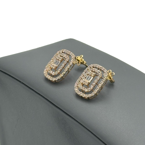 حلق ذهب عيار 18 تصميم الماس الوزن : 3.0g