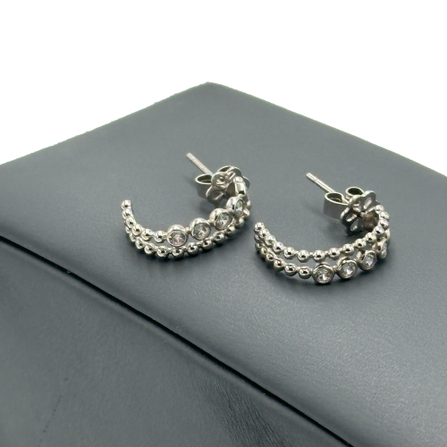 حلق ذهب عيار 18 تصميم الماس الوزن : 2.7g