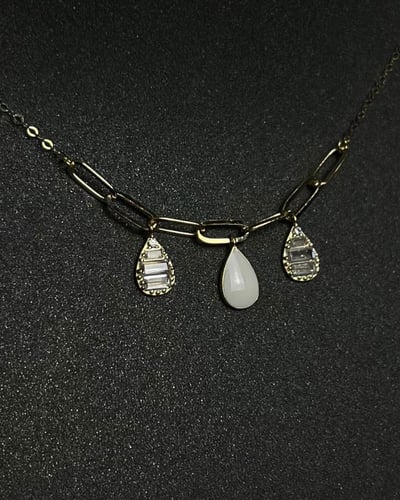 عقد ذهب عيار 18 تصميم الماس مع الوان ميناء الوزن :...