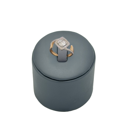 خاتم ذهب عيار 18 تصميم ألماس الوزن:2.7g