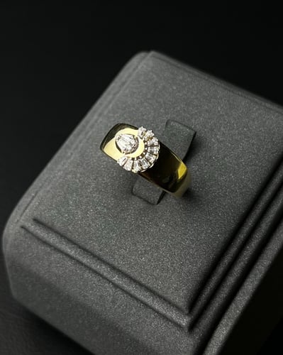 خاتم ذهب عيار 18 تصميم الماس الوزن : 3.4g
