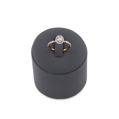 خاتم ذهب عيار 18 تصميم الماس الوزن : 2.4g