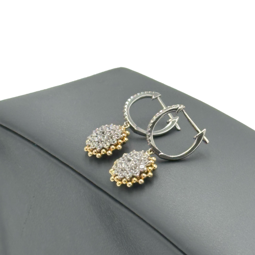 حلق ذهب عيار 18 تصميم الماس الوزن : 5.1g