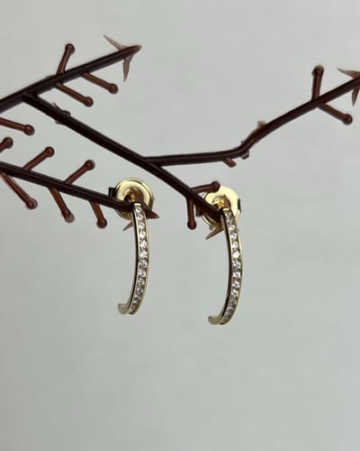 حلق ذهب عيار 18 تصميم الماس الوزن : 1.3g