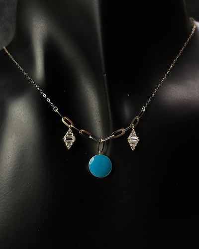 عقد ذهب عيار 18 تصميم الماس مع لون مينا الوزن:1.6g