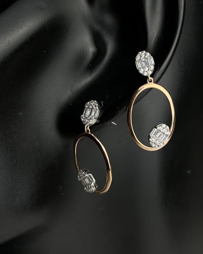 حلق ذهب روز قولد عيار 18 تصميم الماس الوزن : 3.2g