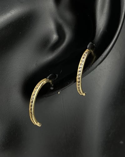 حلق ذهب عيار 18 تصميم الماس الوزن : 1.3g