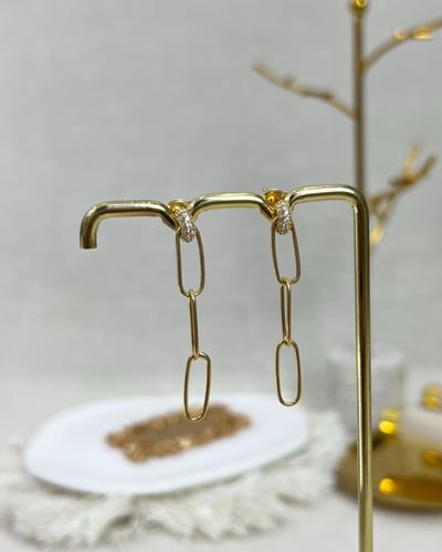 حلق ذهب عيار 18 تصميم الماس الوزن : 2.9g