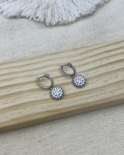 حلق ذهب عيار 18 تصميم الماس الوزن : 4.9g